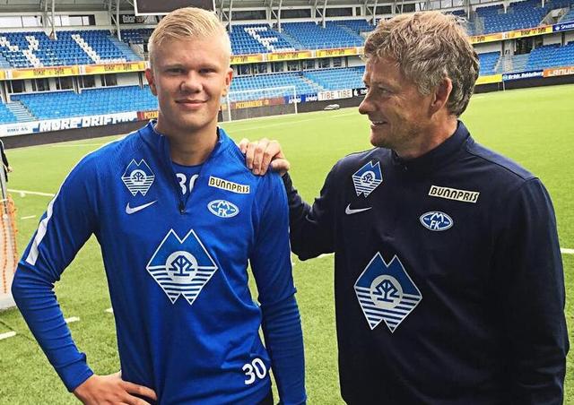 足球中超队长带伤上阵，拼劲获赞