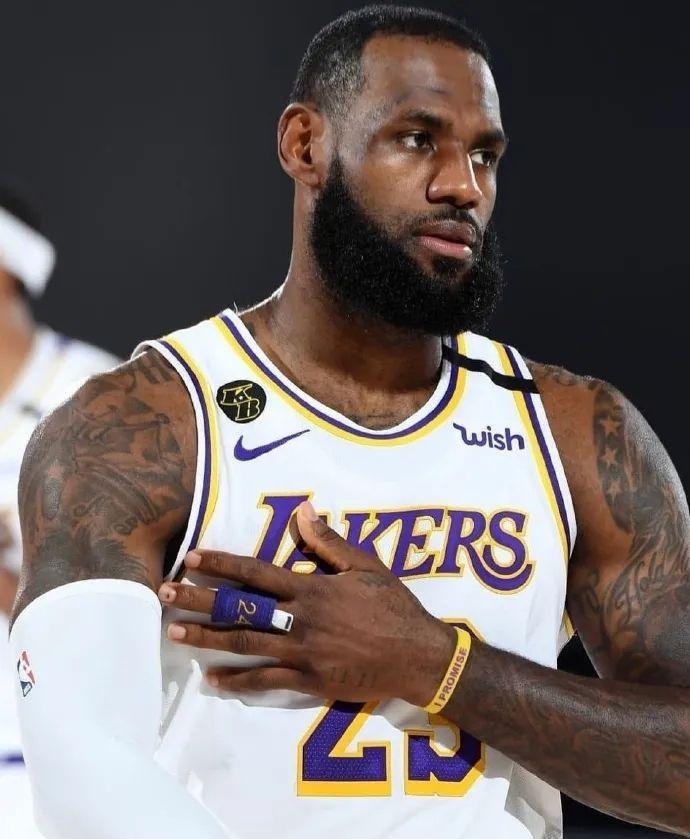 篮球火箭球员赛前训练亮眼