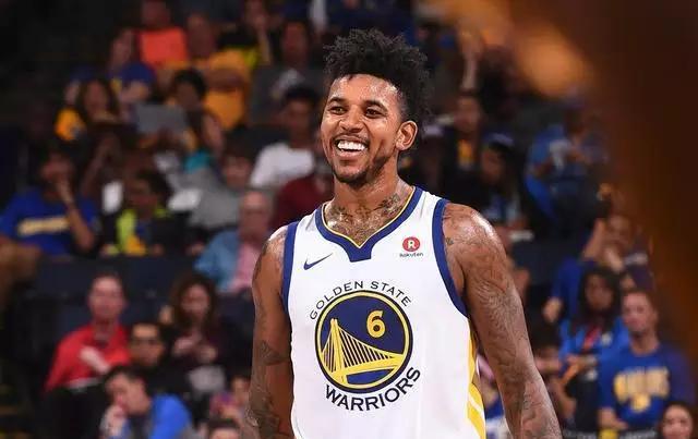 详解棒球规则中的“投手板接触”规定对“假动作牵制”的约束